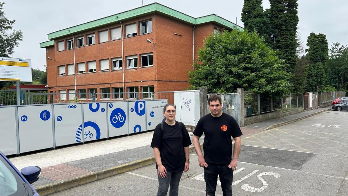 Alejandro Villa e Inés González, padres de los mellizos Alejandro y Valeria, ante el Colegio Santa Bárbara de Lugones.