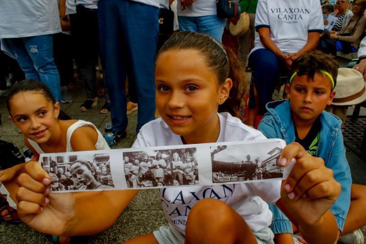 Los niños hicieron fotos de la actuación en la plaza de Rafael Pazos. // Iñaki Abella