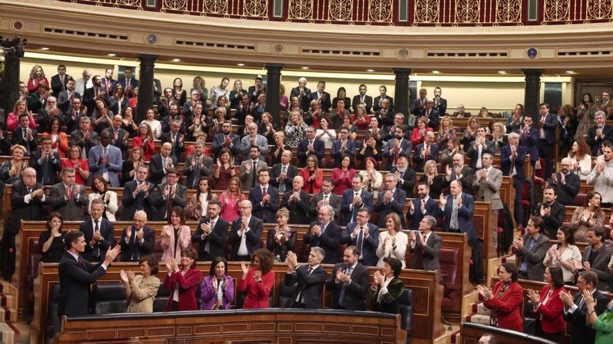 La bancada socialista y la de Unidas Podemos, se pone en pie y aplaude al presidente del Gobierno en funciones, Pedro Sánchez.