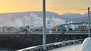 Incendio en un solar y una nave en el polígono de Arinaga