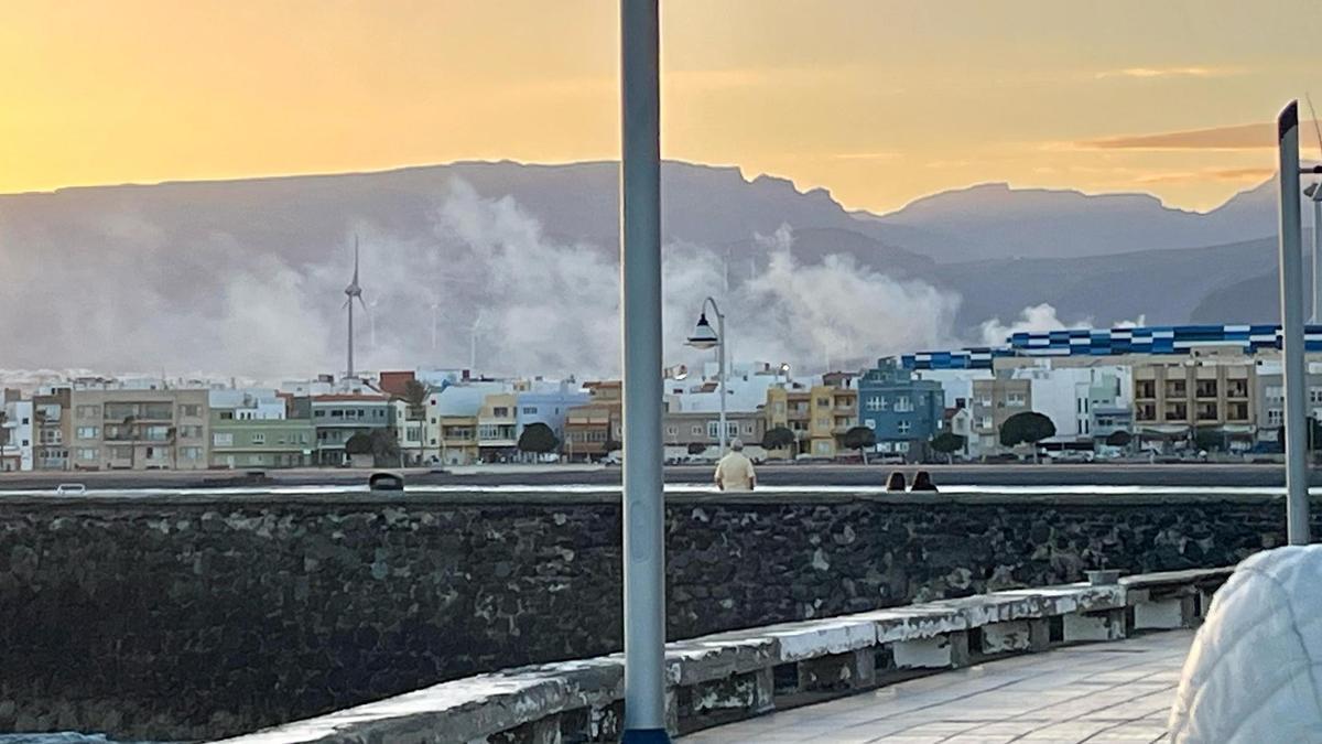 Incendio en una nave en el polígono de Arinaga en Agüimes