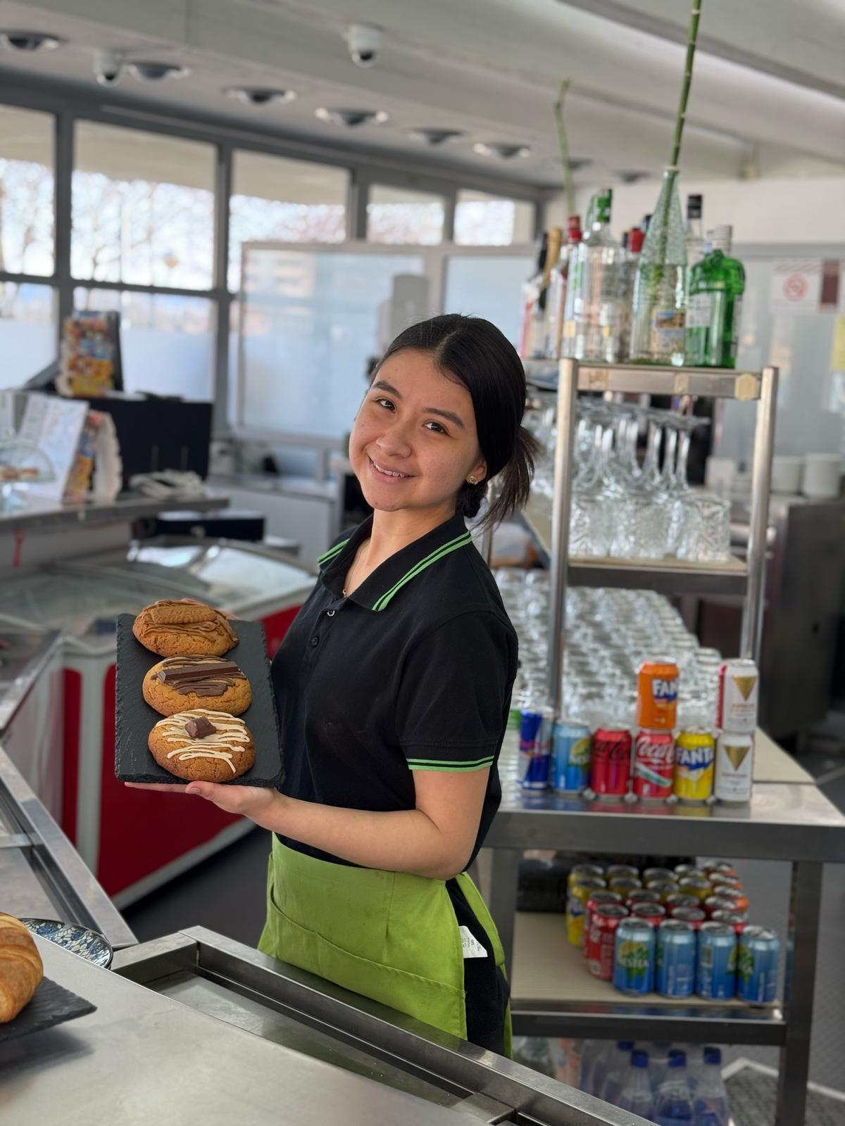 La colombiana Slendy Cárdenas en la cafetería L'albahaca de Huesca.