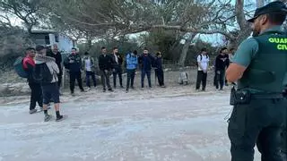 Llegan 16 migrantes argelinos en una patera a una playa de Formentera