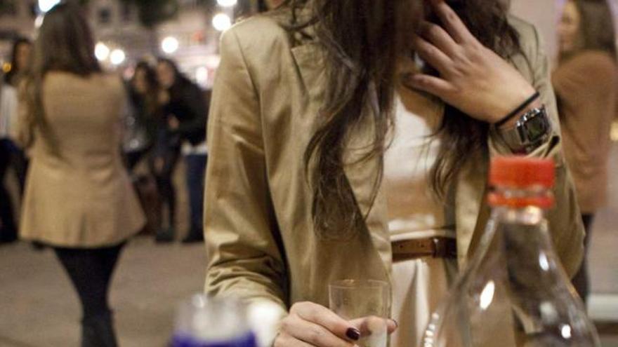 Un «botellón» en la plaza de San Agustín, en Gijón.