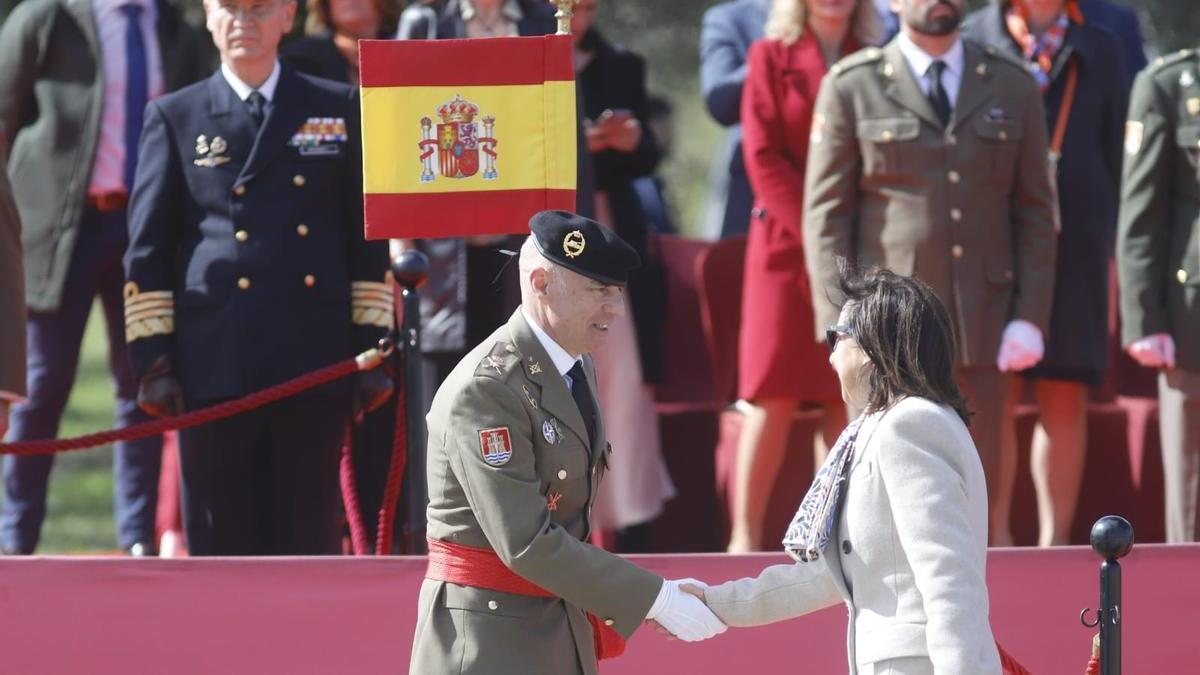 La ministra de Defensa, Margarita Robles, saluda al nuevo general jefe de la BRI X, Fernando Martínez.