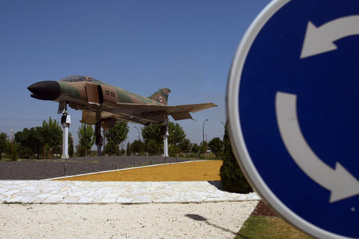 Aquest caça F-4 Phantom de l’Ala 12 de Torrejón està ubicat en una rotonda al barri del Bercial, a Getafe.