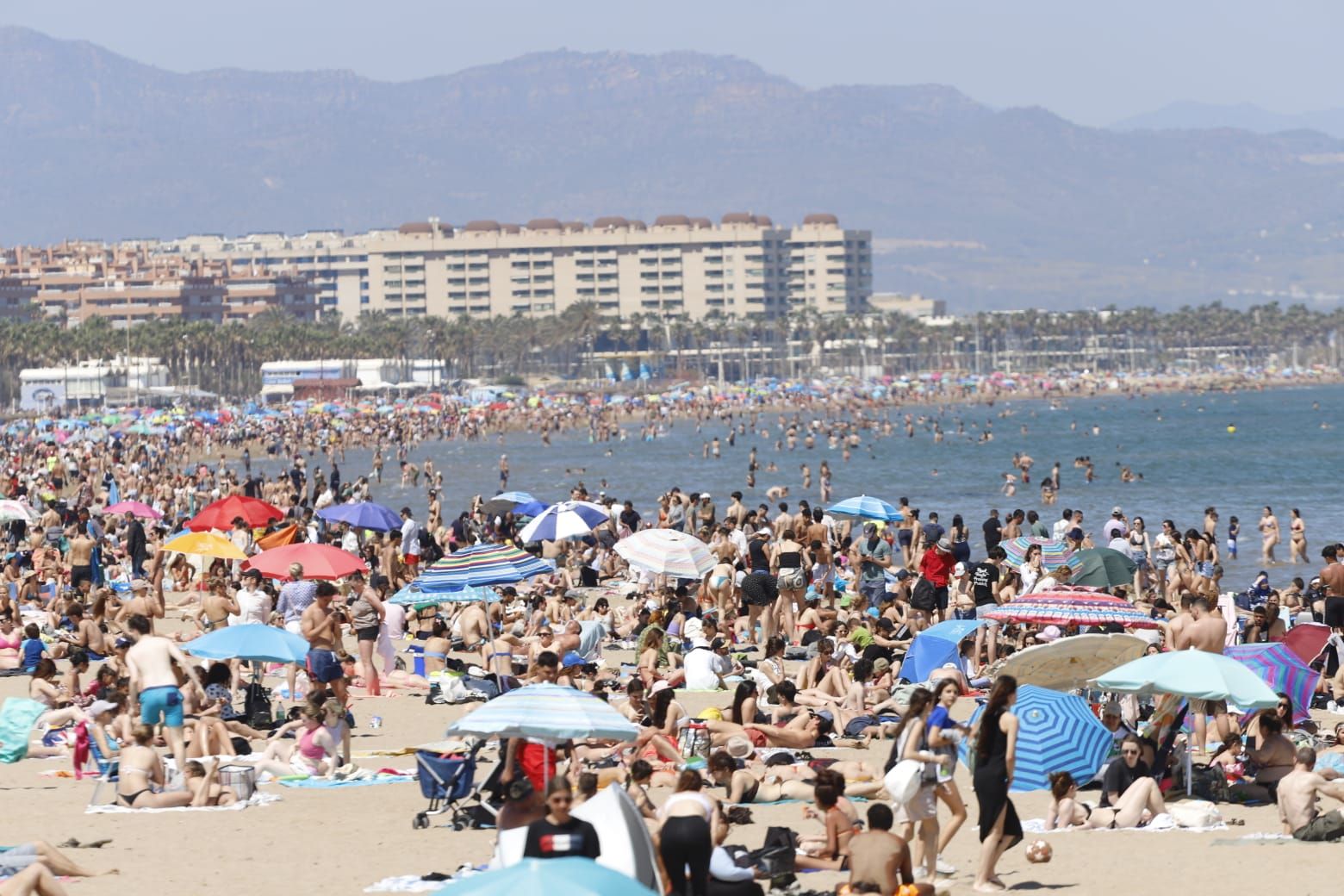 Una nueva jornada de calor llena las playas