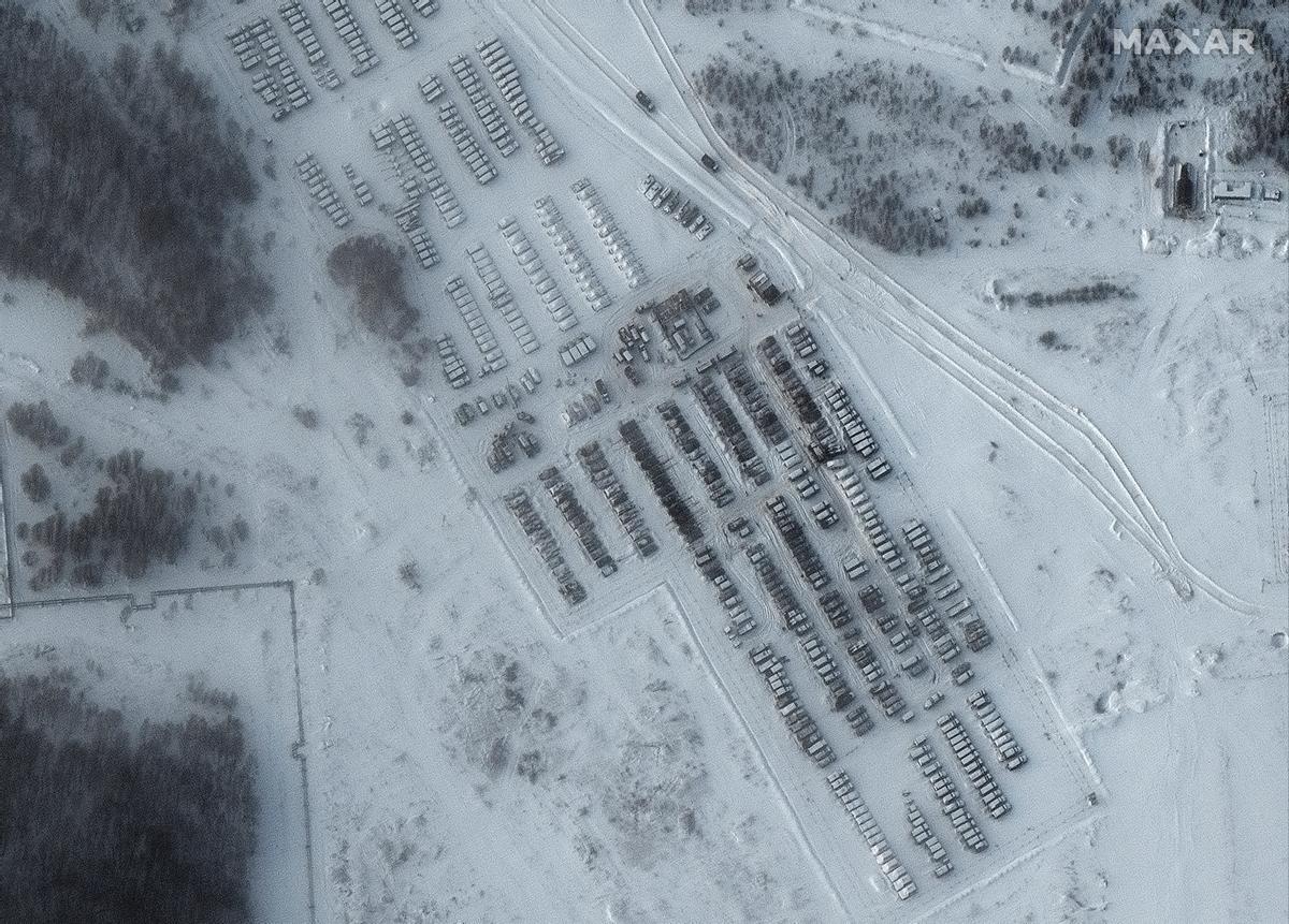 Una imagen de satélite muestra tanques rusos y equipo de apoyo de artillería estacionados en Yelnya