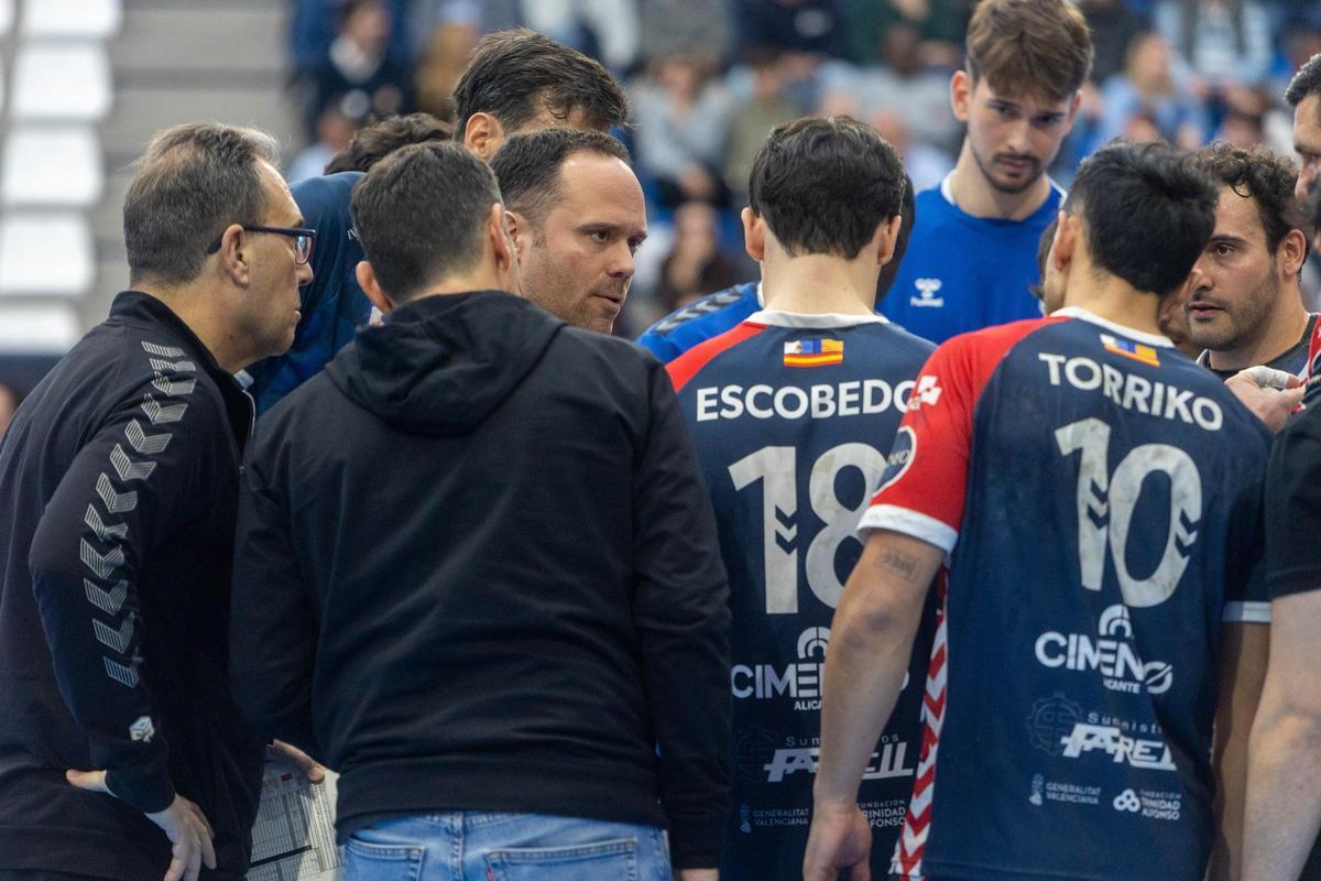 Las imágenes del partido de balonmano entre el Horneo Alicante y el Guadalajara