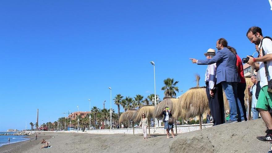 Juan Cassá, portavoz de Ciudadanos en Málaga, junto a vecinos del barrio de Huelin.