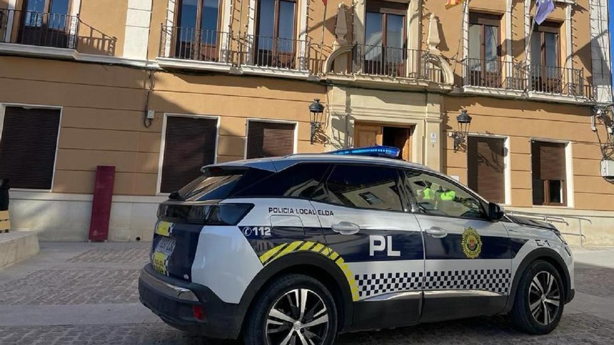 Un coche patrulla de la Policía Local de Elda