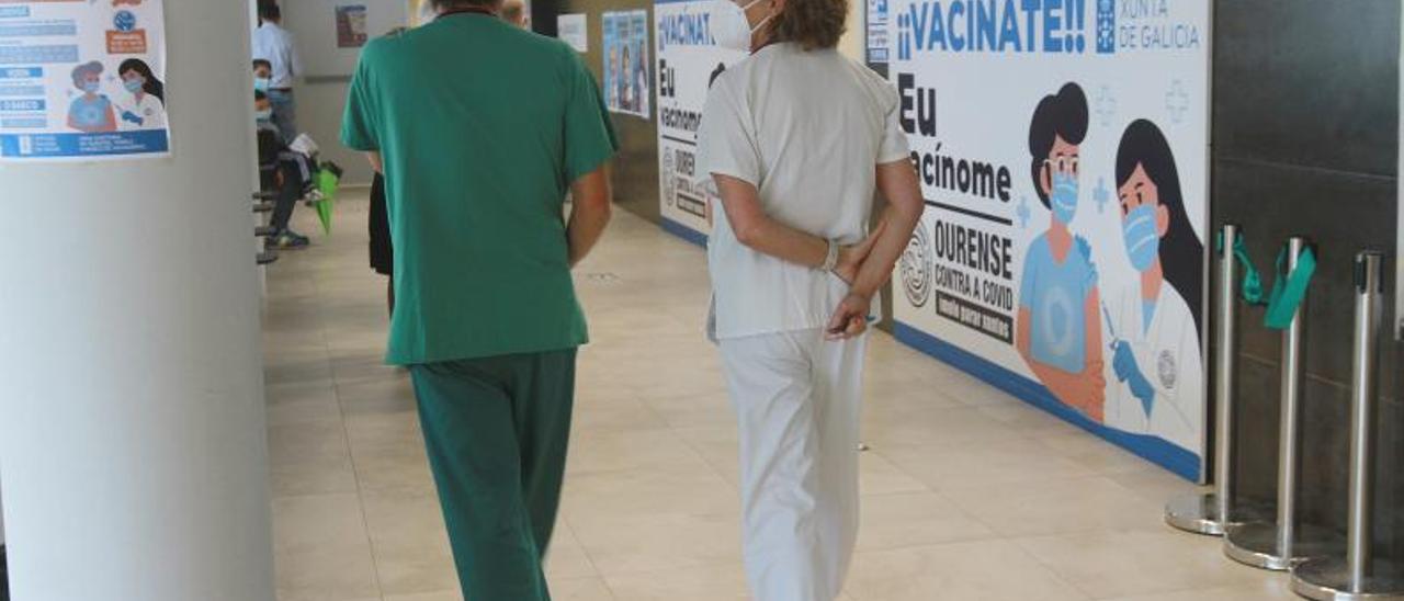 Personal sanitario, en el Complexo Hospitalario de Ourense. |  // IÑAKI OSORIO