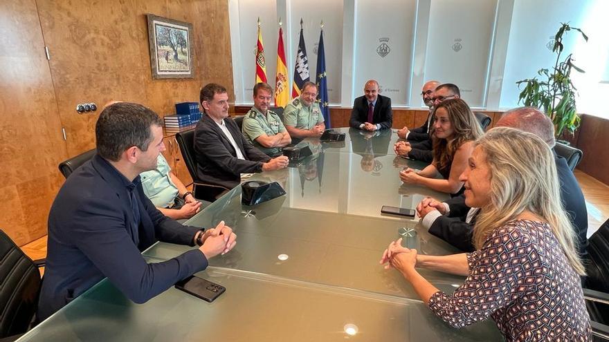 Las autoridades locales de Ibiza con el Director Adjunto Operativo de la Guardia Civil en el Consell.