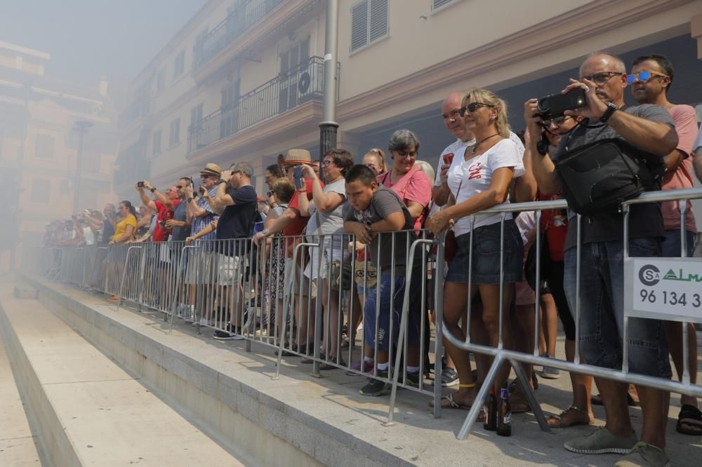 Mascletà manual en la Plaza del Pueblo de Paterna.