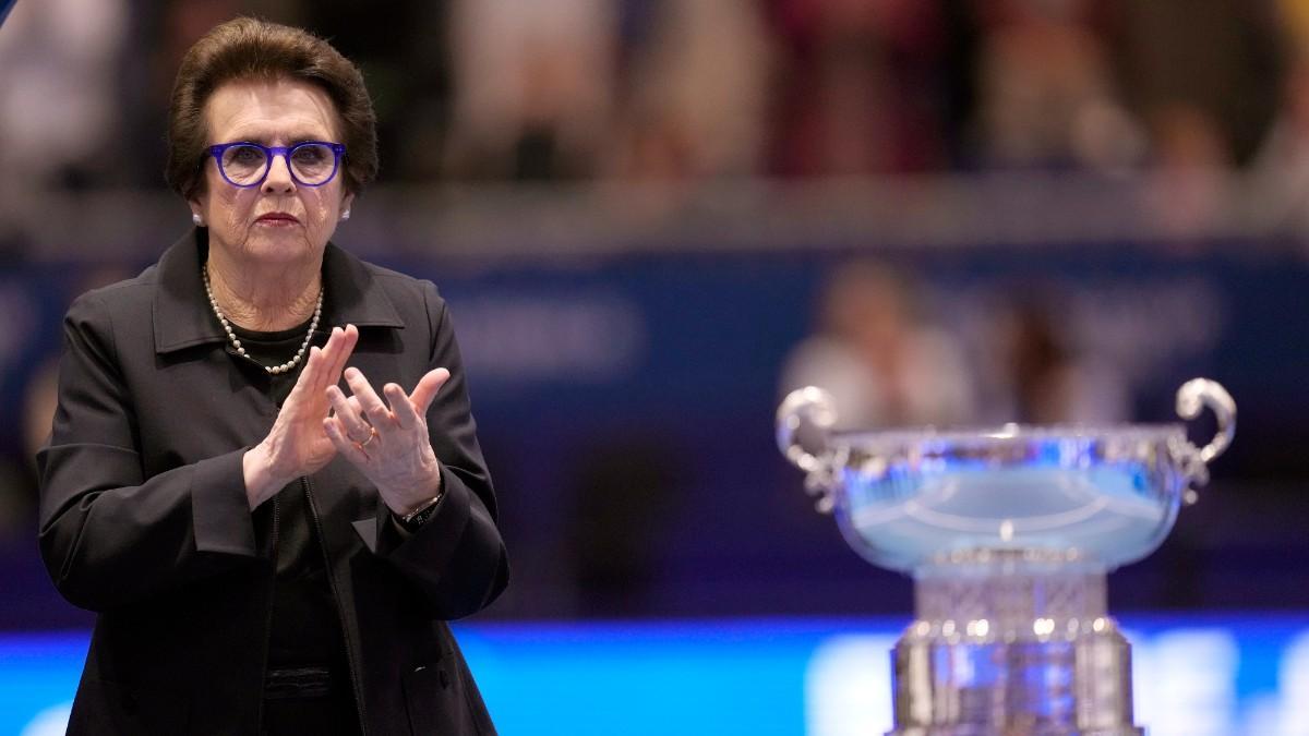 Billie Jean King posa junto al trofeo de la competición