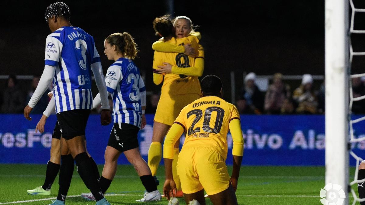 Las jugadoras del Barça celebran un gol con Oshoala en el suelo