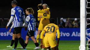 Las jugadoras del Barça celebran un gol con Oshoala en el suelo