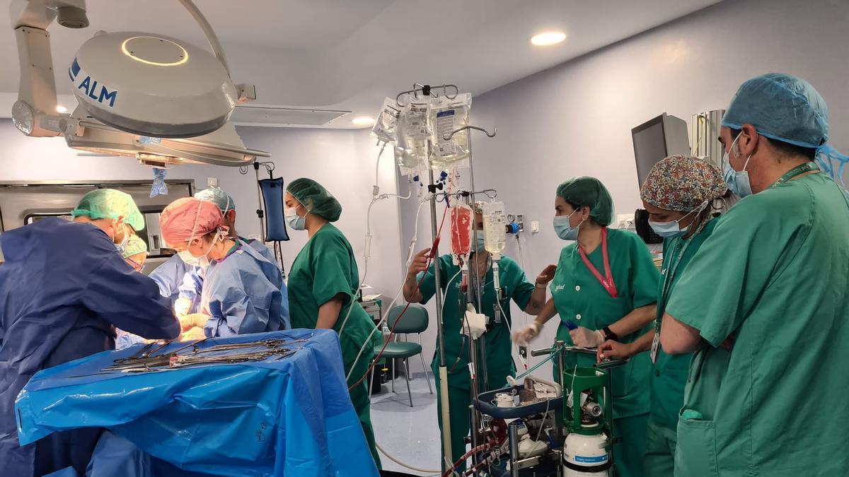 Intervención en un quirófano del hospital Obispo Polanco de Teruel, en una imagen de archivo.
