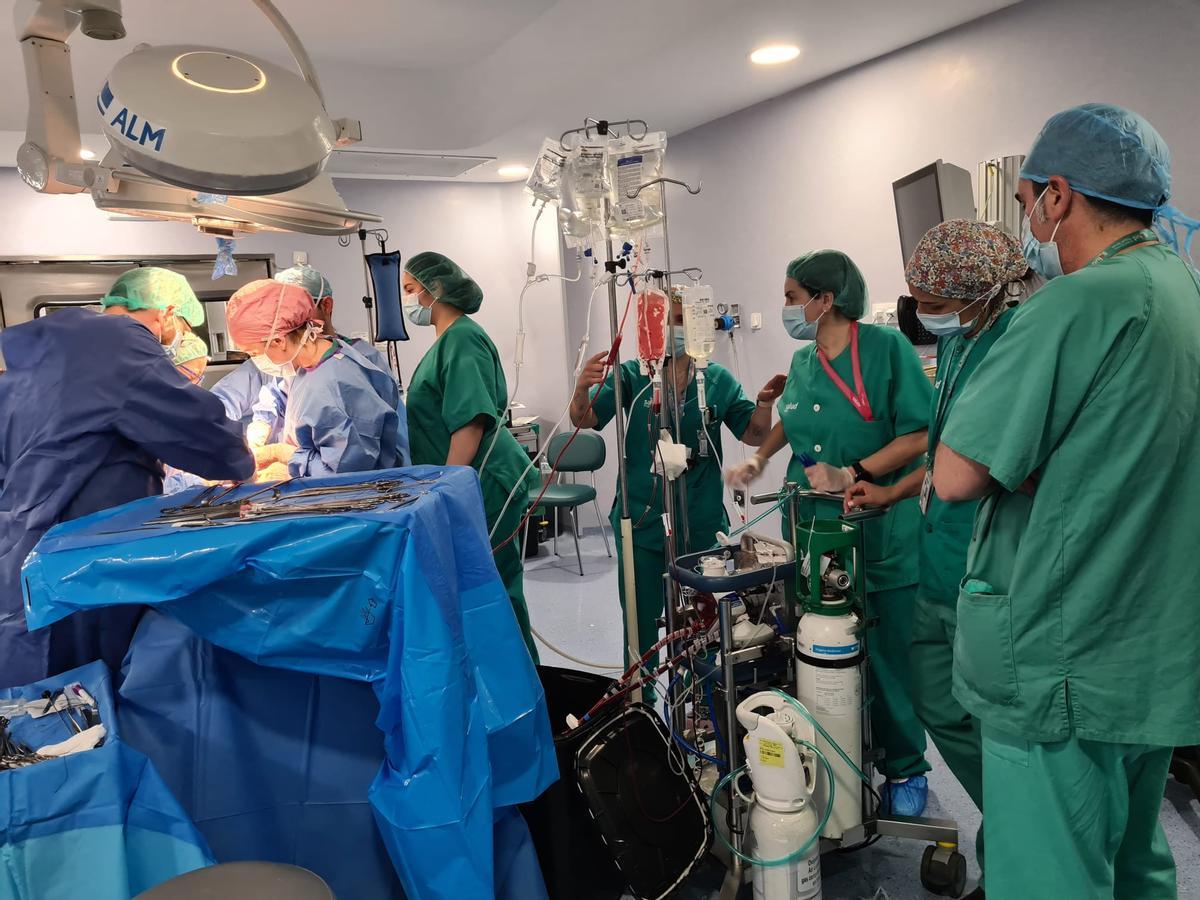 Intervención en un quirófano del hospital Obispo Polanco de Teruel.