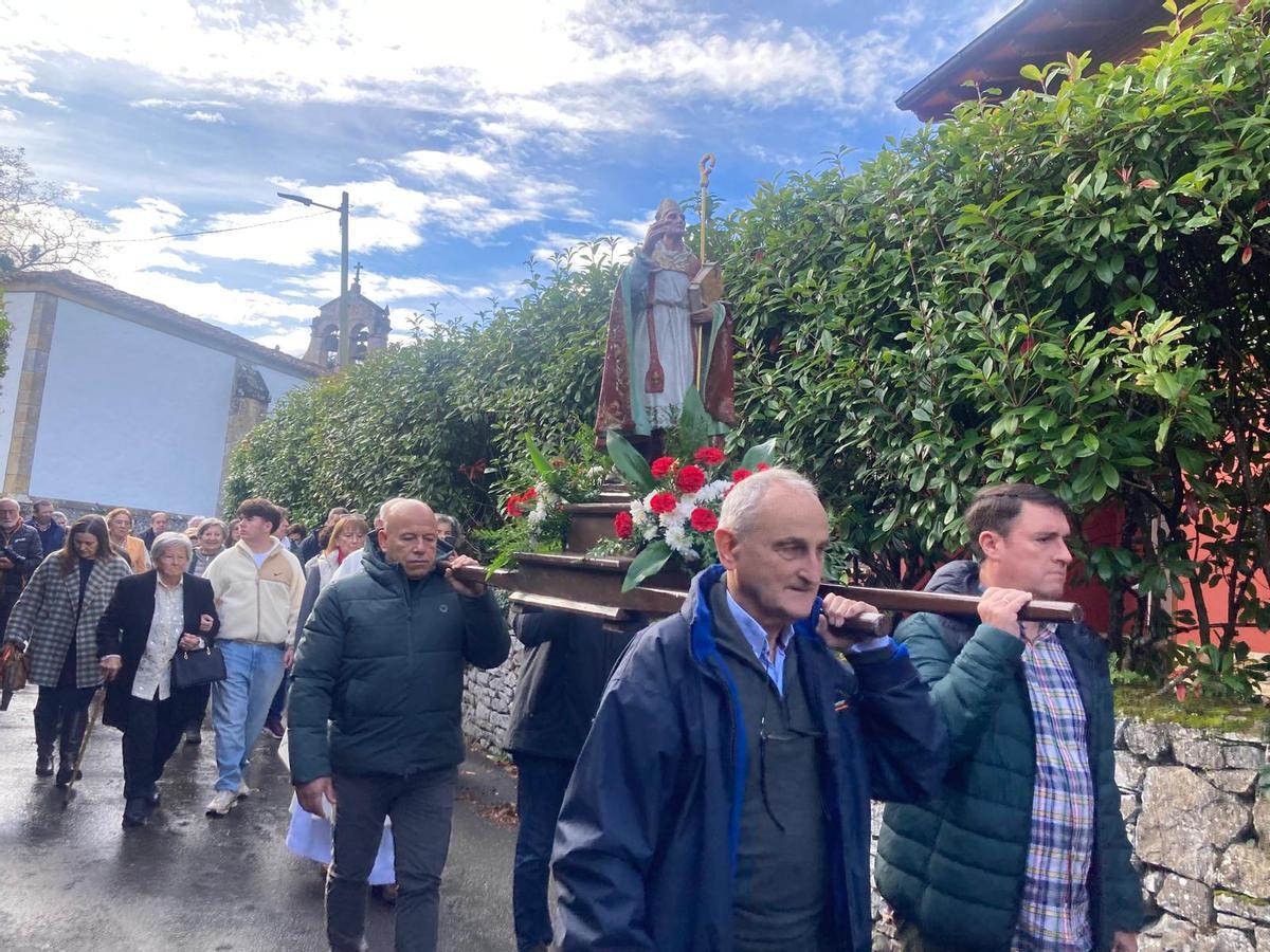 La imagen, portada por los feligreses.