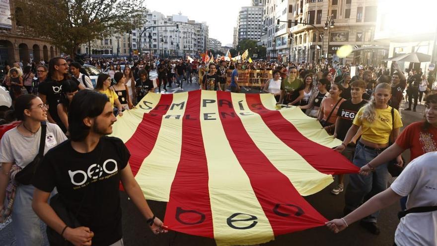 La manifestación nacionalista clama contra &quot;la persecución del valenciano&quot;