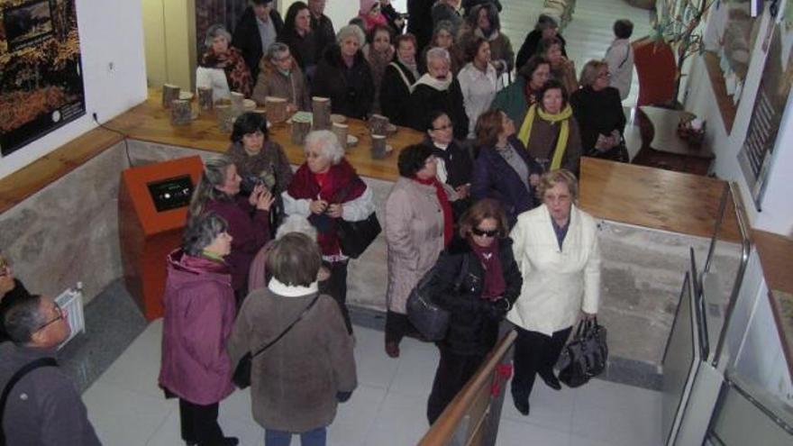 Un grupo de turistas portugueses en la visita realizada ayer a la Casa del Parque de Fermoselle.