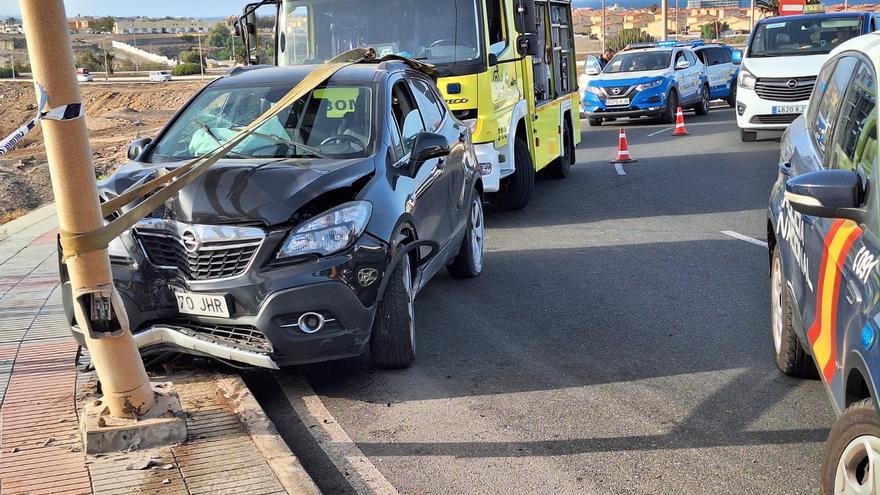 Un ladrón se empotra contra una farola con un coche robado y amenaza con un cuchillo a los dueños antes de fugarse en Telde