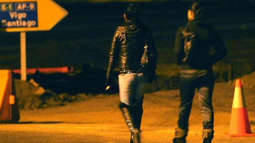 Dos mujeres que ejercen la prostitución en la calle en el entorno de San Blas, en Pontevedra. // Rafa Vázquez