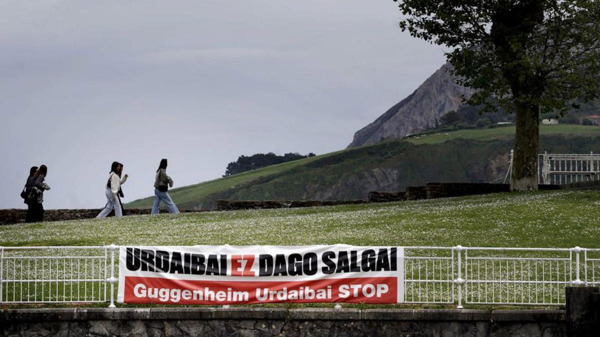 Una pancarta a la reserva natural d’Urdaibai, a la desembocadura del riu Oca, a Biscaia, contra el projecte d’ampliació del Guggenheim. | JOSÉ LUIS ROCA