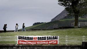 Una pancarta a la reserva natural d’Urdaibai, a la desembocadura del riu Oca, a Biscaia, contra el projecte d’ampliació del Guggenheim. | JOSÉ LUIS ROCA