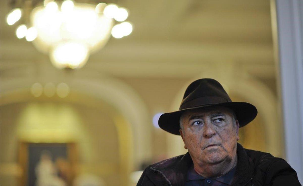 zentauroepp20448544 italian film director bernardo bertolucci  poses to promote 181126093447