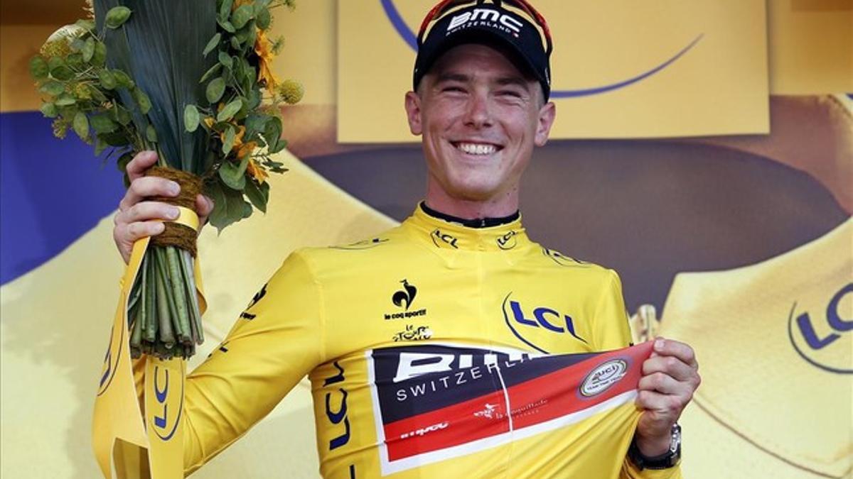 El australiano del BMC Rohan Dennis, con el 'maillot' amarillo de líder del Tour de Francia conquistado con su victoria en la contrarreloj de Utrecht.