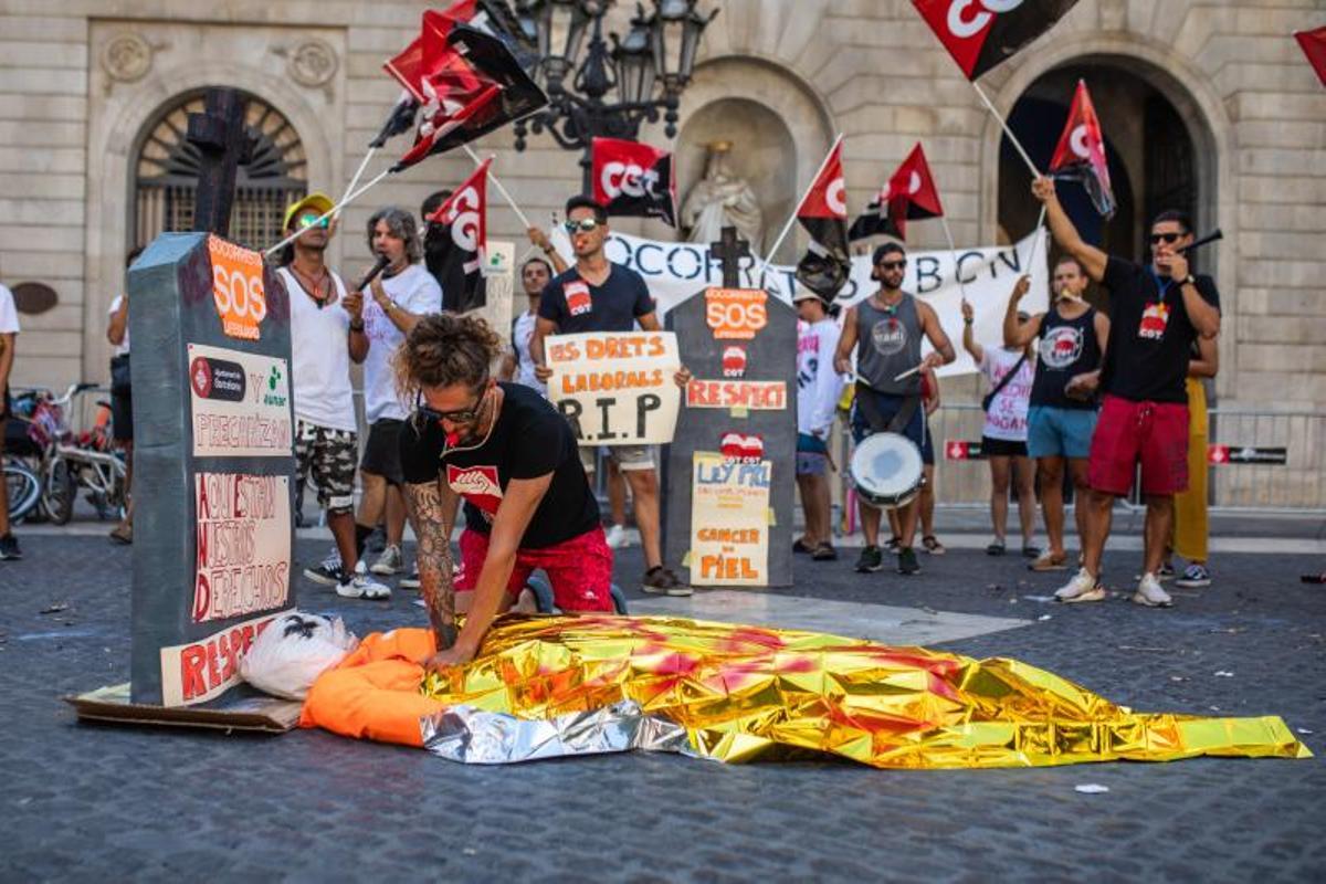 Huelga de socorristas, se manifiestan en Plaça de Sant Jaume