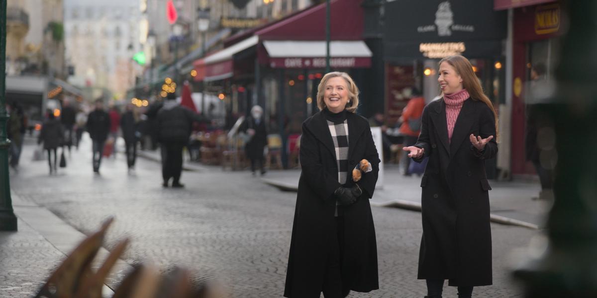 Hillary y Chelsea Clinton durante el rodaje en París de &quot;Somos valientes&quot;, el documental de Apple TV+.