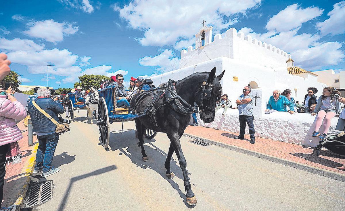 El desfile de carros es uno de los actos tradicionales de la jornada.