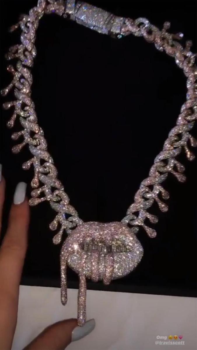 Collar de diamantes de Kylie Jenner regalo de Travis Scott
