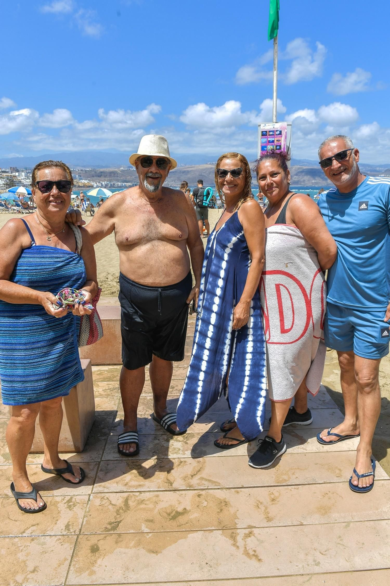 Día de playa en Las Canteras tras la noche de San Juan