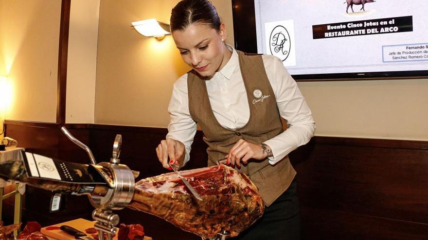 Oviedo disfruta de los mejores productos &quot;pata negra&quot; de Cinco Jotas en la Taberna del Arco