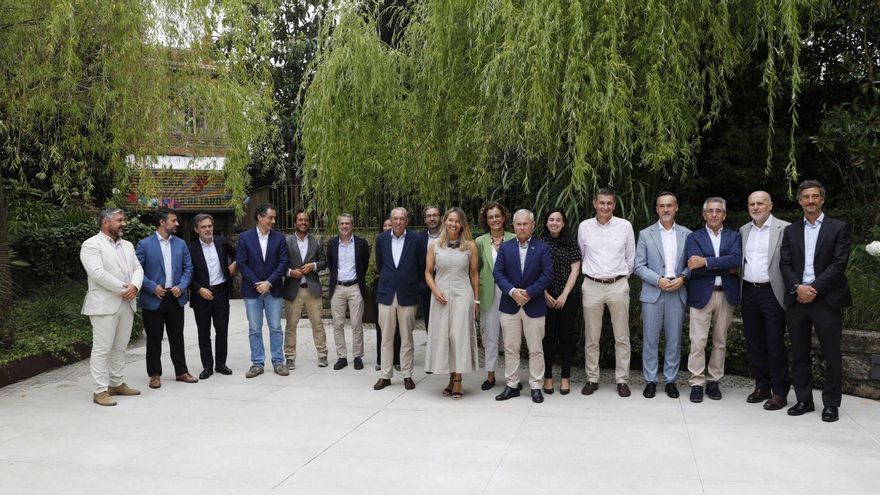 Los participantes en el curso «Del pacto verde al pacto de la industria limpia: seguridad, economía y sociedad», ayer, en el hotel Palacio de Avilés. | MARA VILLAMUZA