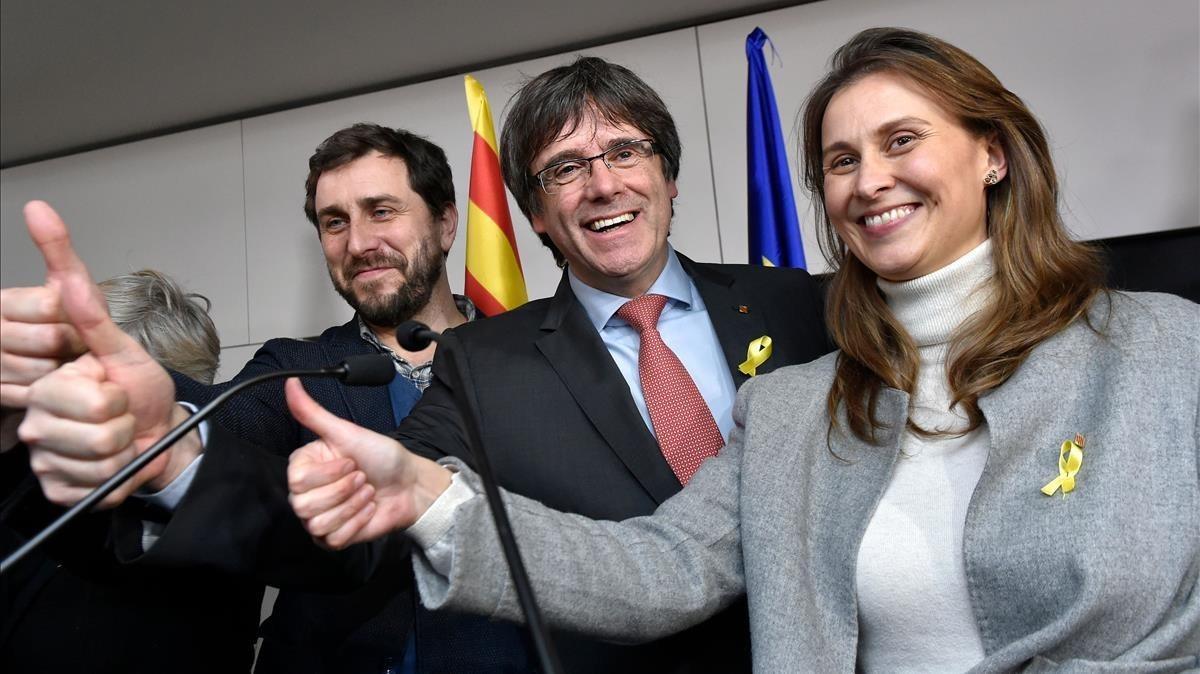 abertran41390640 axed catalan president carles puigdemont  flanked by former 180329162930