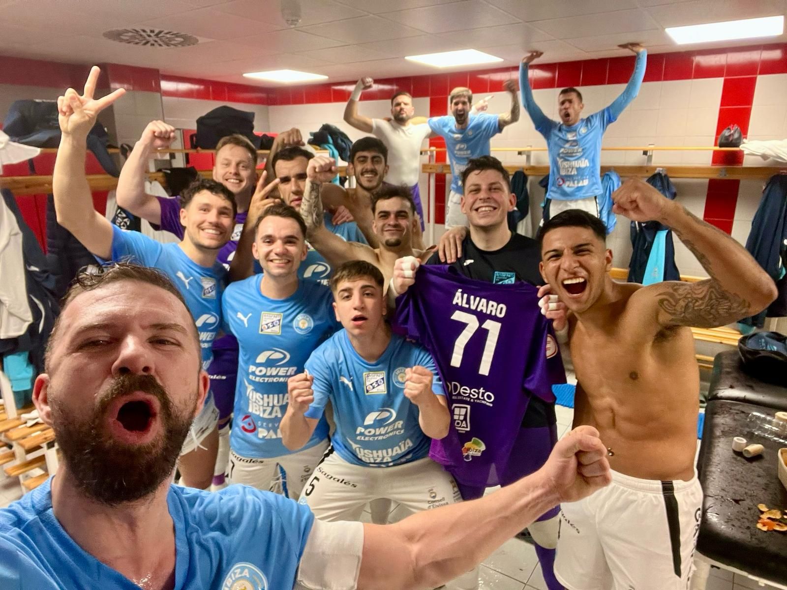 Los jugadores del Gasifred, felices tras conseguir la victoria