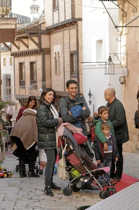 Auf dem traditionellen Markt im Pueblo Español (1. bis 10. 12.) geht es diesmal ausgesprochen musikalisch zu. Täglich sorgen Musikgruppen in dem Miniaturdorf für Weihnachtsstimmung. Die Stände sind bereits ab mittags geöffnet. Der Eintritt kostet 5 Euro, dafür gibt es aber auch einen Becher Glühwein.