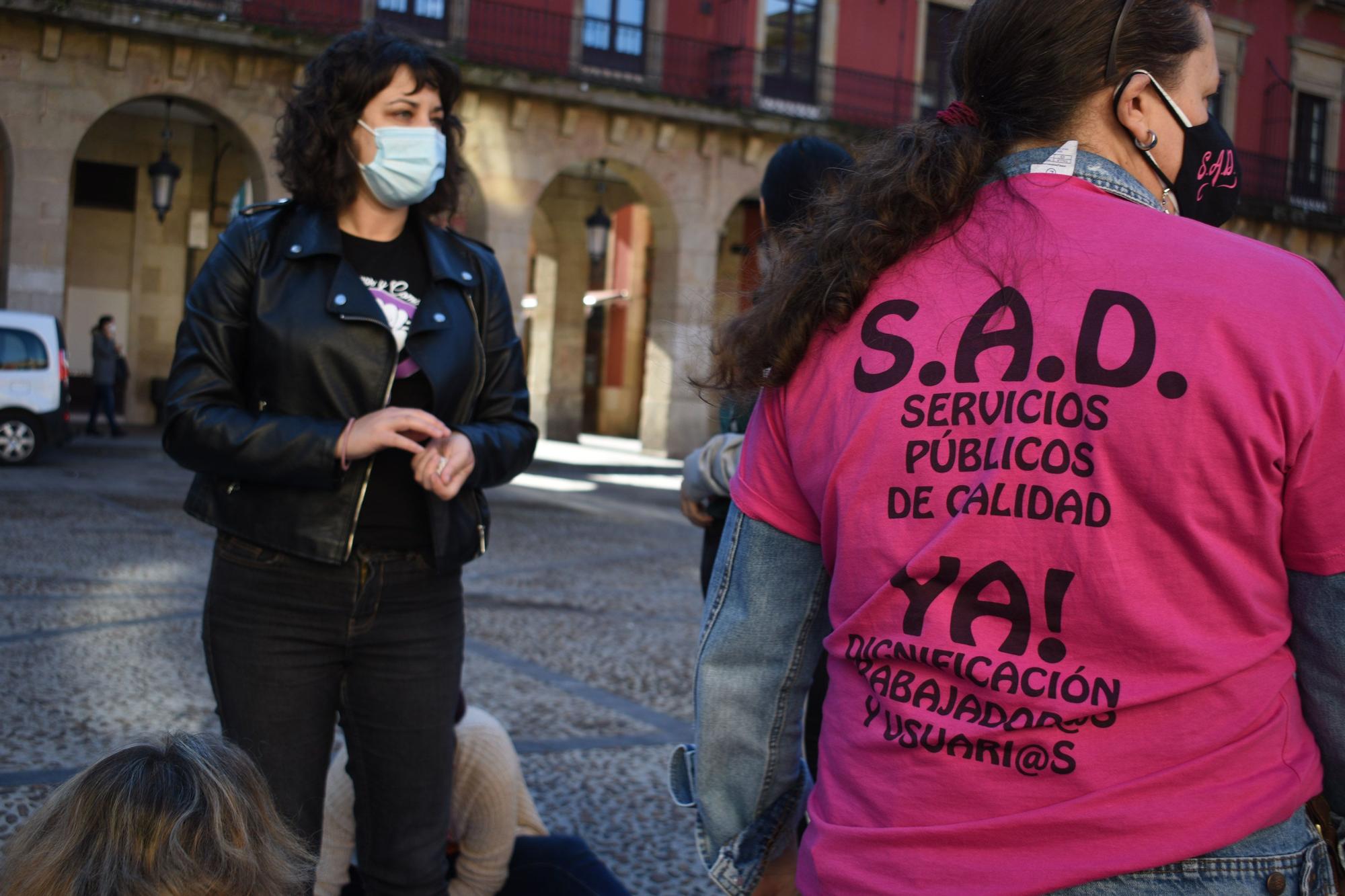 Manifestación de trabajadoras de ayuda a domicilio en Gijón