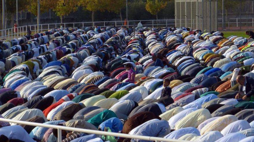 El rezo colectivo reúne a 5.000 musulmanes