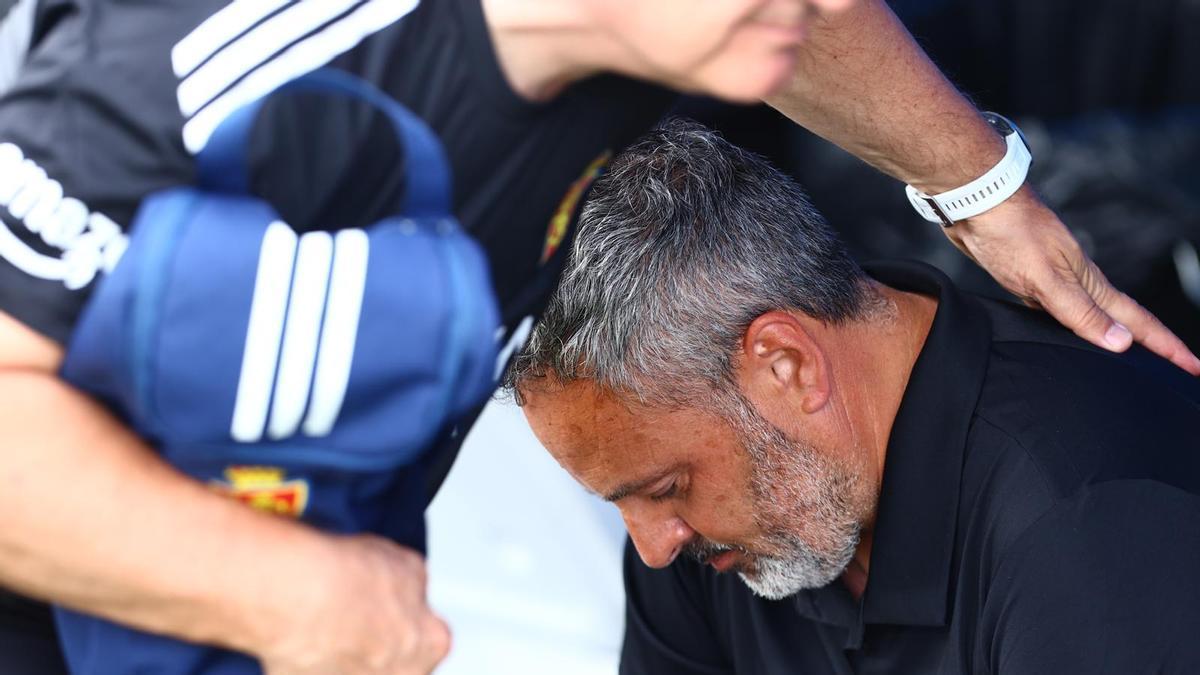 David Navarro, en el banquillo del Ibercaja Estadio, consolado por el médico.