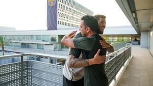 Íñigo Martínez se abraza a Xavi Hernández en su primer día como azulgrana