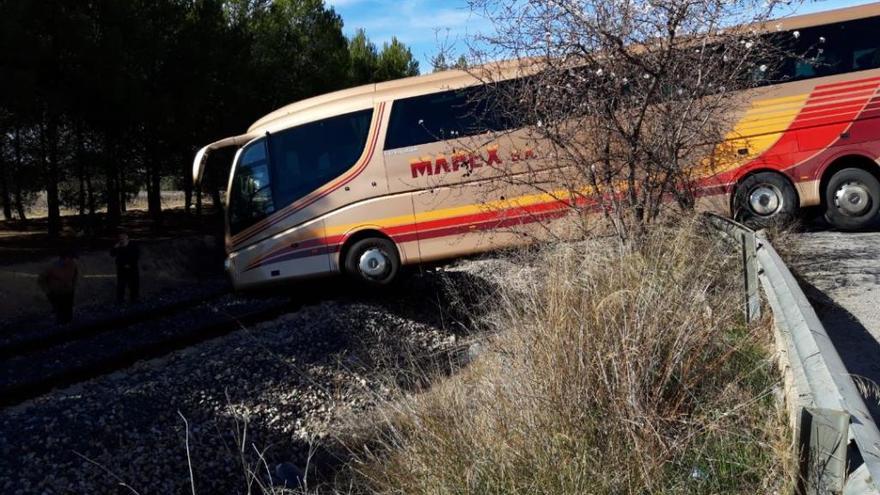 El bus, encima de la vía. Foto: Meteo Caudete