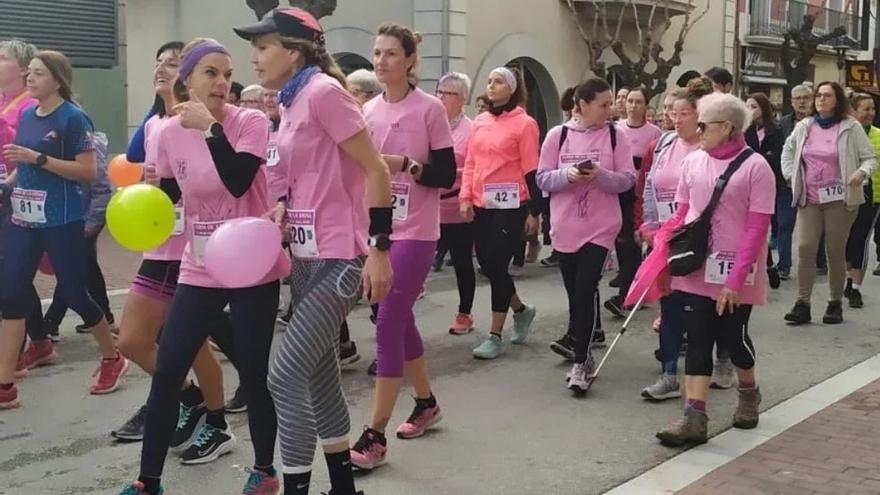 Els carrers de la Jonquera s&#039;omplen de color rosa el dia de la Cursa de la Dona