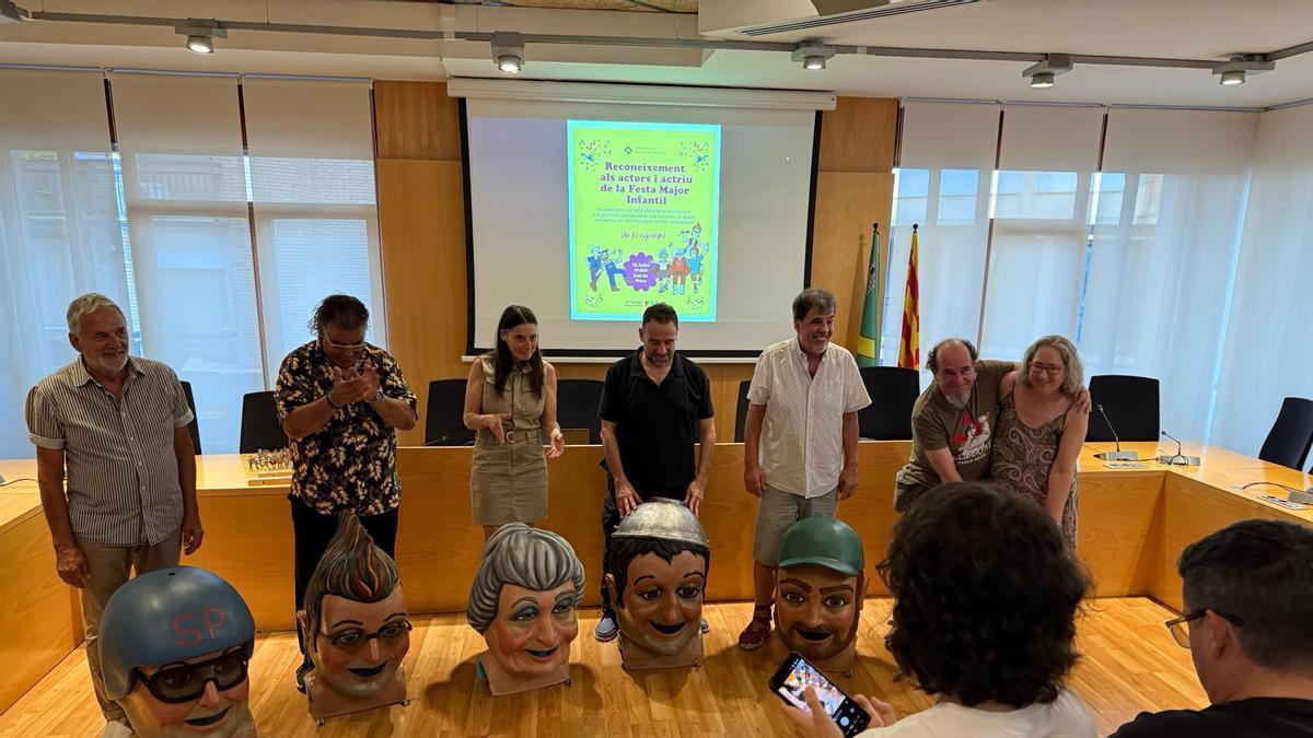 Els actors, davant del capgròs del seu personatge