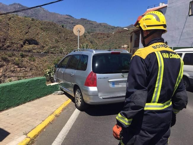 Un coche, a punto de caer por un barranco en Valsequillo